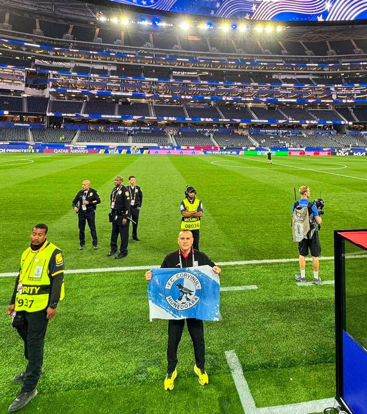 Corvinul, prezentă la Mondial Cum a ajuns steagul hunedorenilor pe SoFi Stadium, arena de 5,1 miliarde de euro