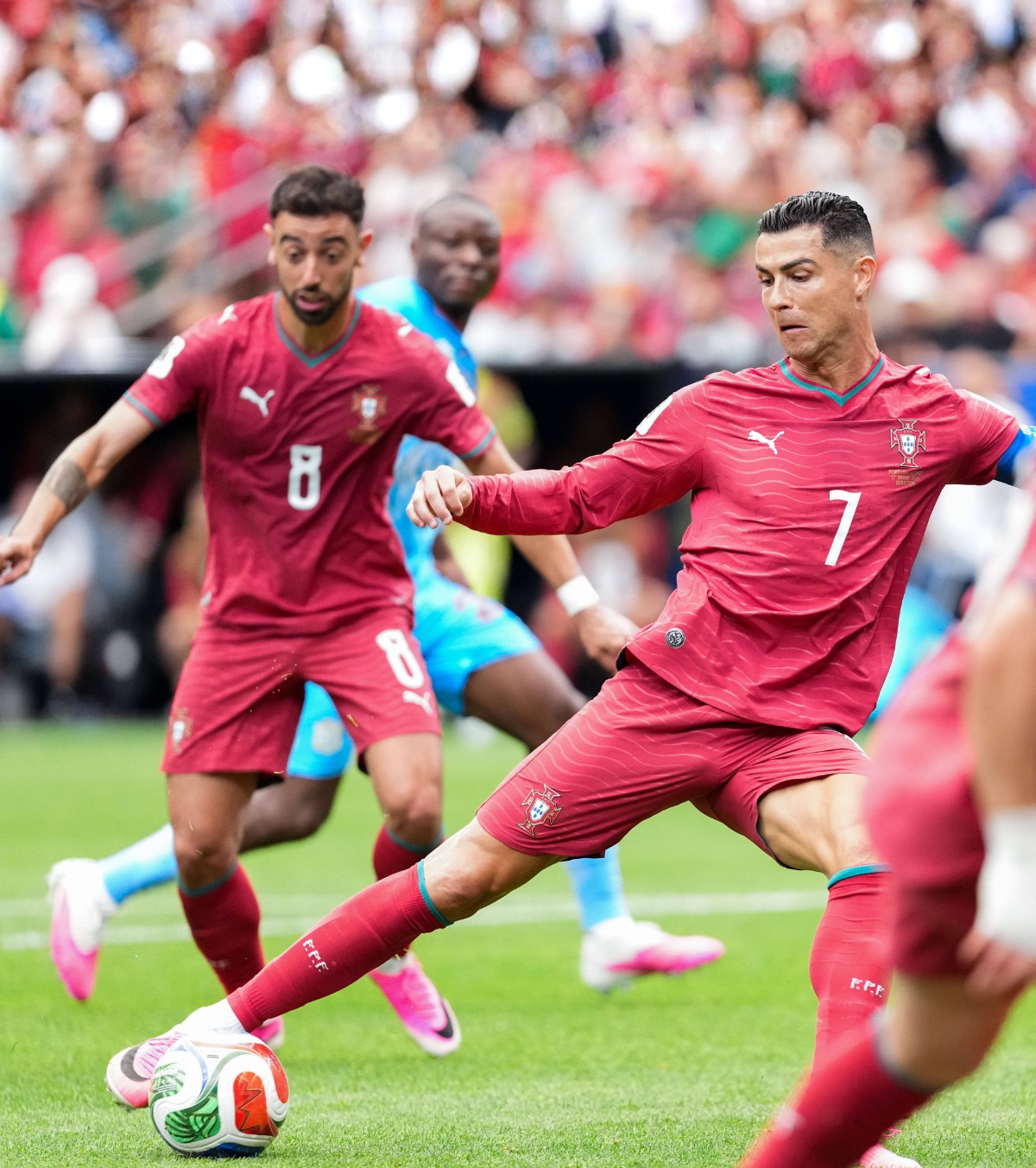 Nu-l iartă pe Ronaldo Thierry Henry explică de ce a greșit Cristiano la o fază de gol a Portugaliei: „Echipa trebuie să înscrie, nu tu!”