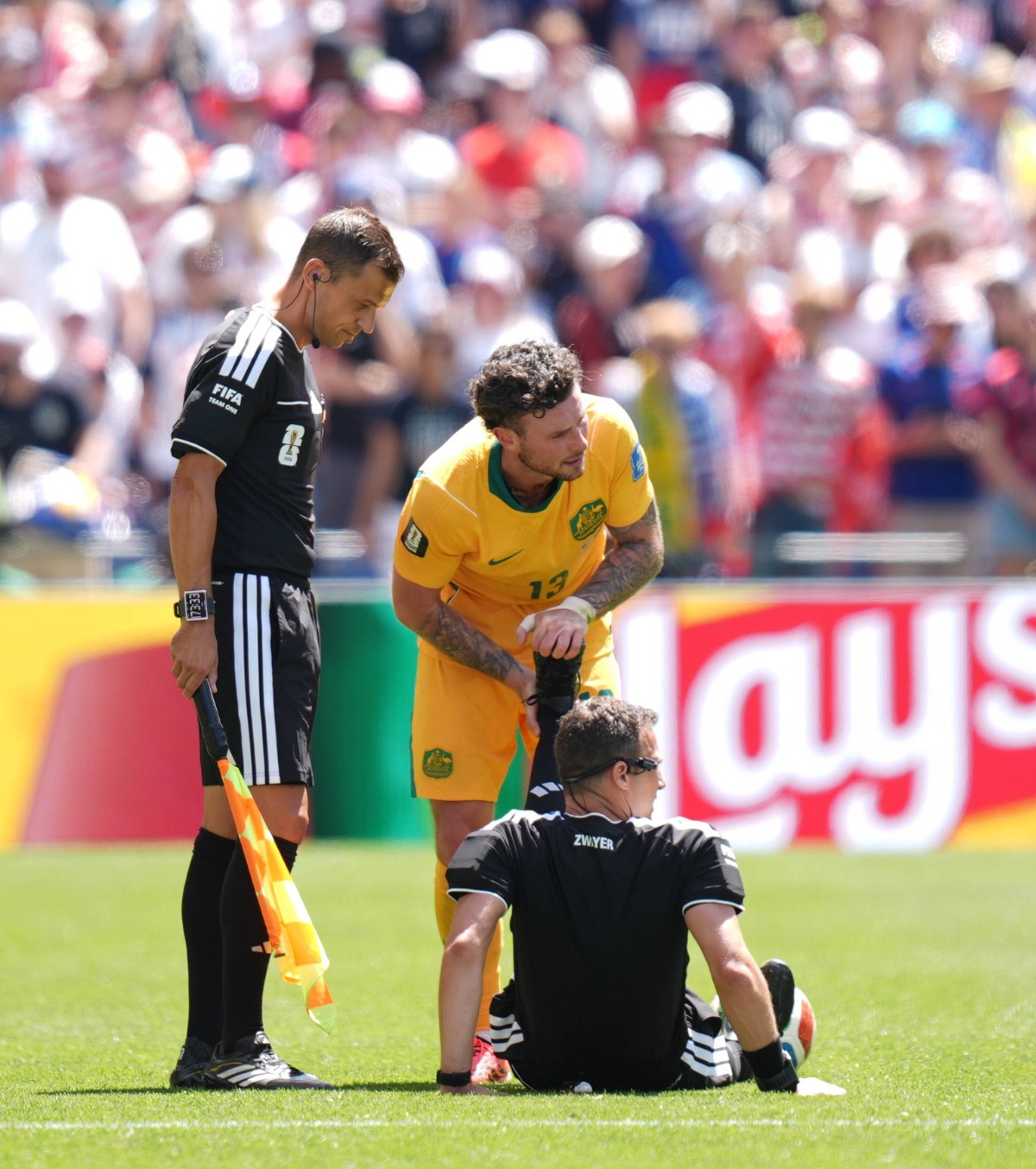 „Ce face omul ăla acolo?” FOTO. Imagini inedite în prelungirile meciului SUA - Australia. Ce a pățit arbitrul