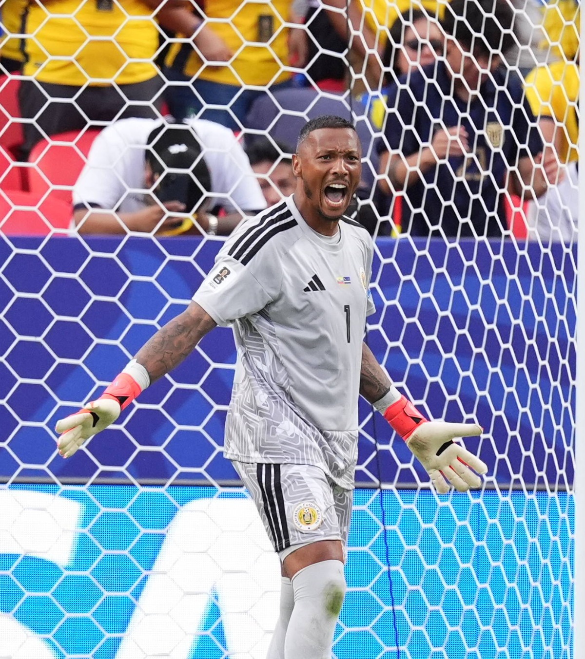 „Ar trebui să-mi facă statuie”😅 Încă un portar scrie istorie la CM 2026! Eloy Room, eroul naționalei din Curacao: „Tim Howard transpira acasă”