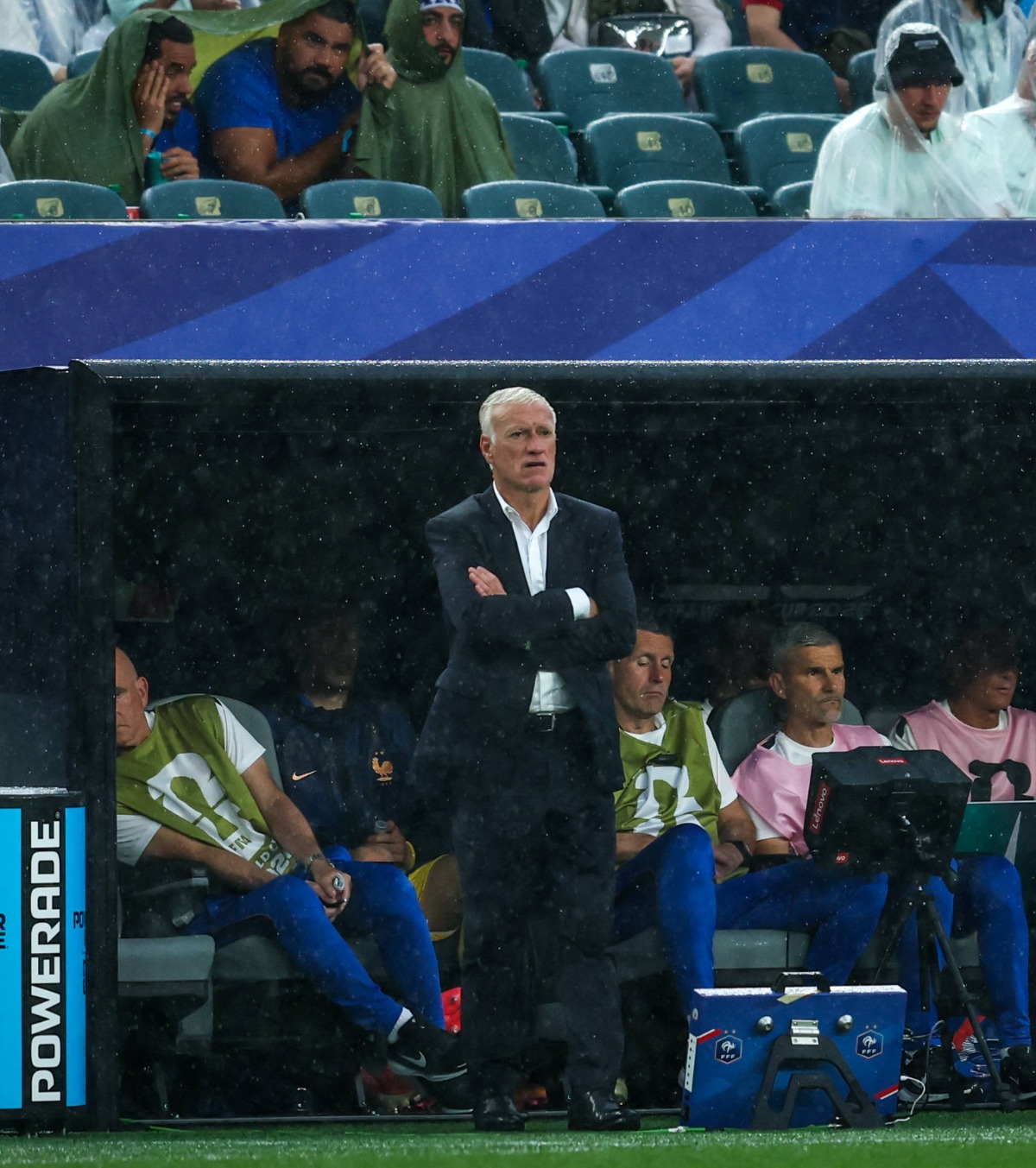 Veste tragică pentru Deschamps Selecționerul Franței a plecat de urgență acasă » Nu va sta pe bancă în meciul cu Norvegia