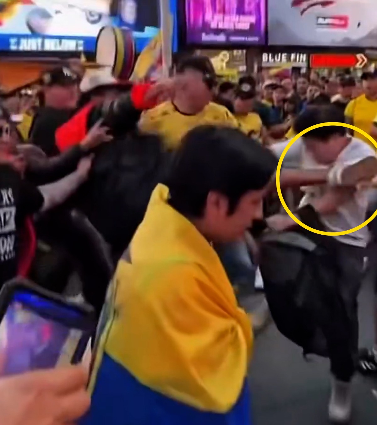 Scandal la CM 2026 VIDEO. Fanii Ecuadorului  s-au luat la bătaie în Times Square, înaintea partidei decisive cu Germania