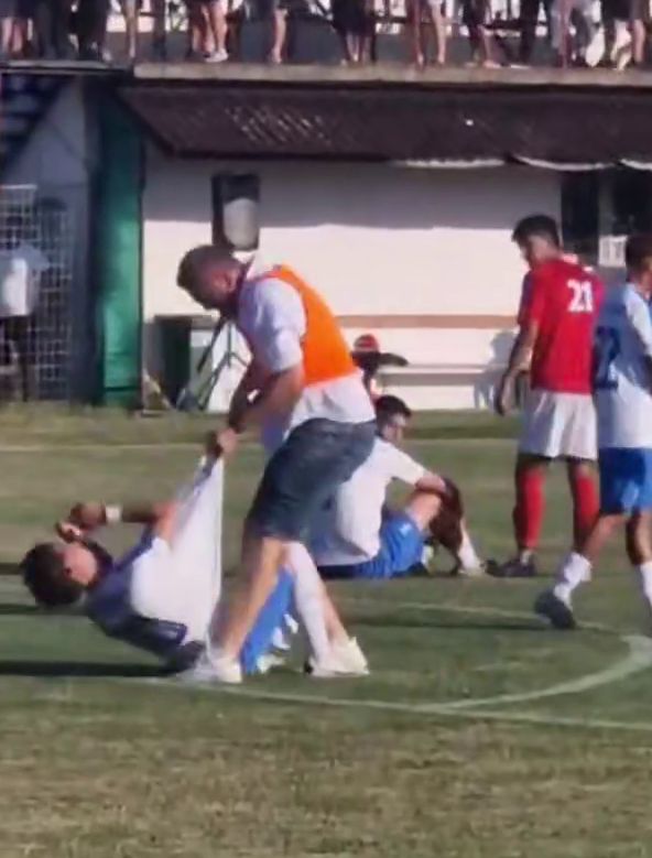 Gest reprobabil la baraj  VIDEO Team managerul a agresat un jucător după ratarea promovării: scene incredibile
