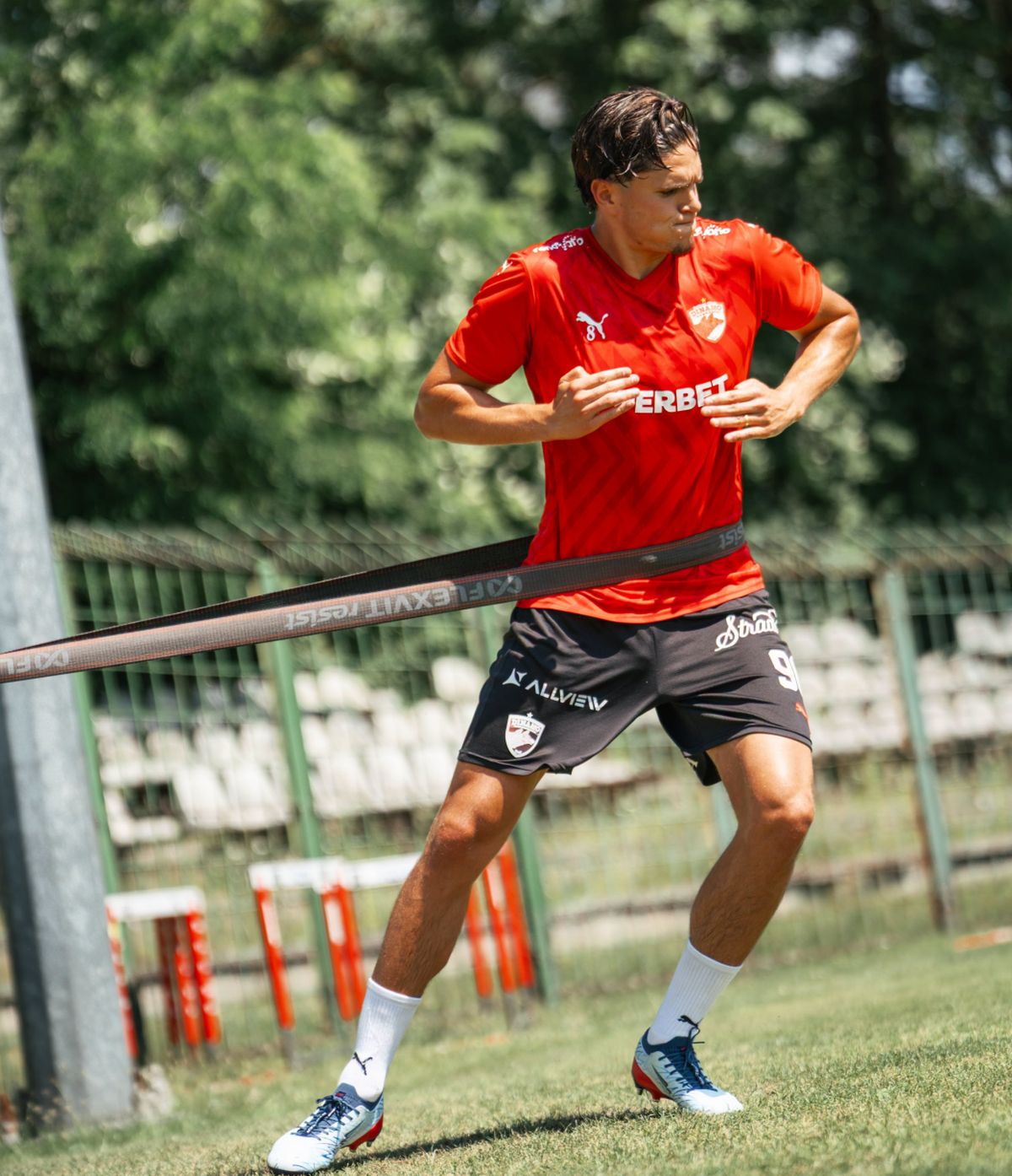 Obiectivele noului transfer  Fundașul adus de Dinamo și-a detaliat cariera din Spania și are planuri mari: „Asta ar fi incredibil!”