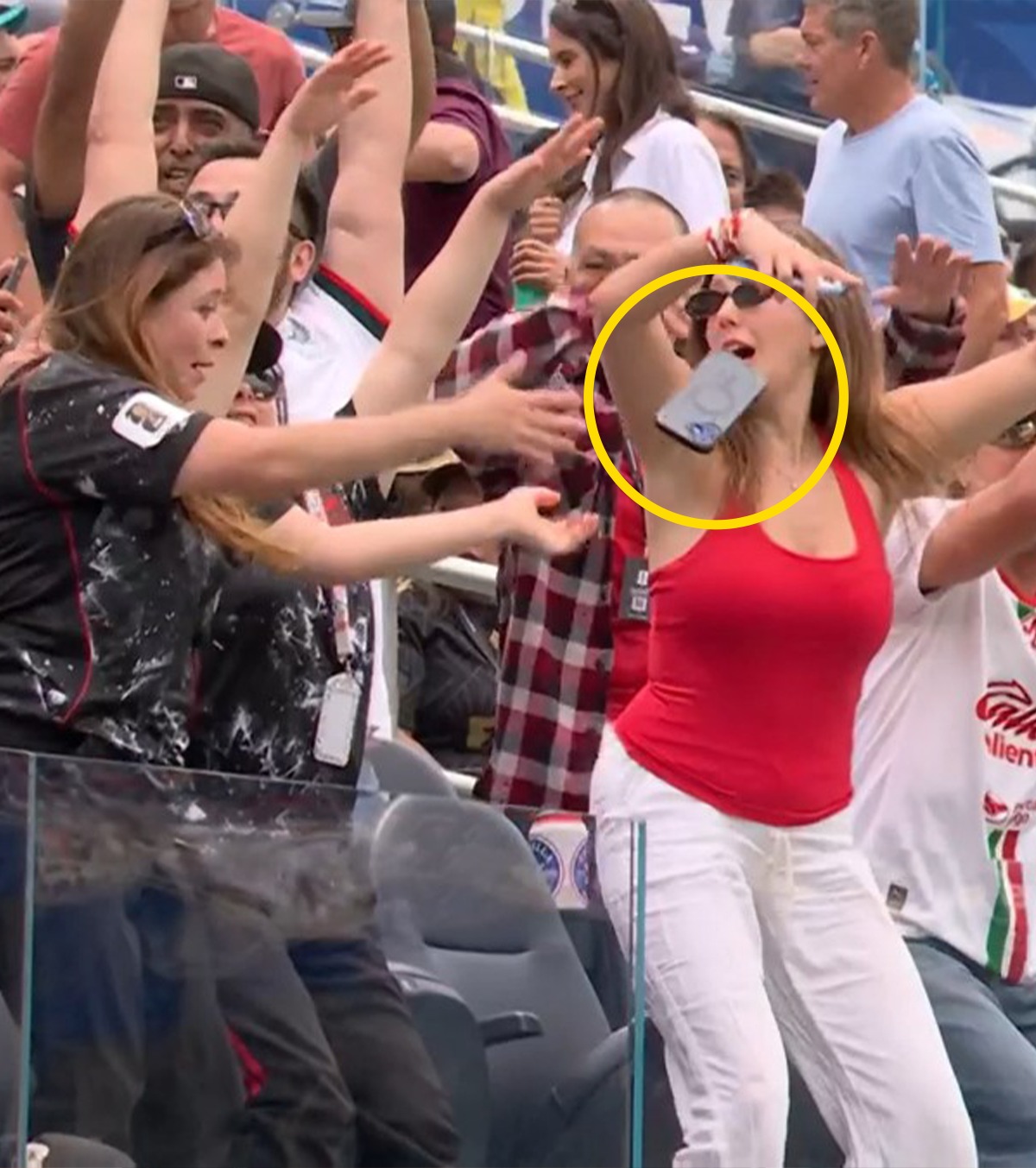 Moment viral la CM 2026 FOTO. Primul meci din 16-imi a cucerit Internetul! Reacția unei fane a Canadei în momentul în care își „catapultează” telefonul în tribune