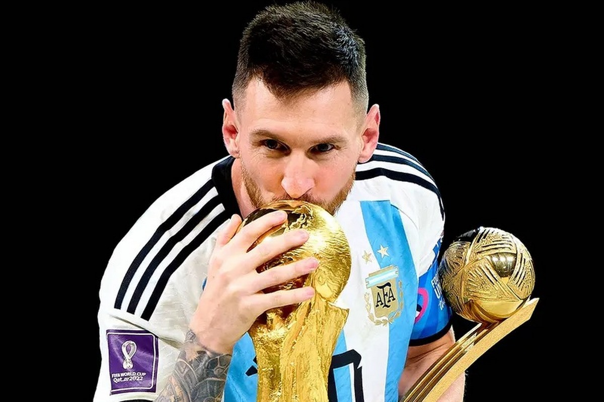 Messi și trofeul câștigat la CM 2022/ Foto: IMAGO