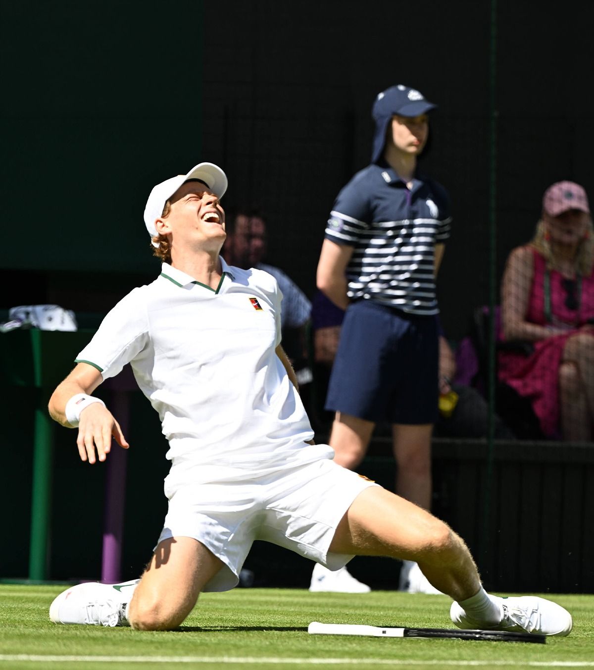 Jannik Sinner supraviețuiește  Liderul mondial, la un pas să fie eliminat în primul tur la Wimbledon! A terminat meciul cu piciorul sângerând