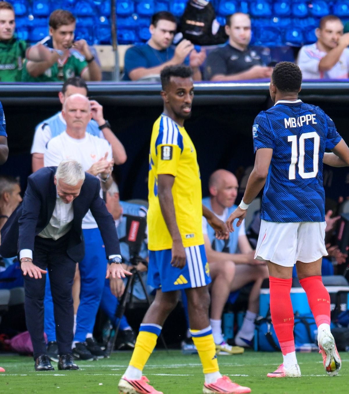 Moment rar întâlnit FOTO. Deschamps, gest neașteptat în fața lui Mbappe. Faza a făcut înconjurul planetei
