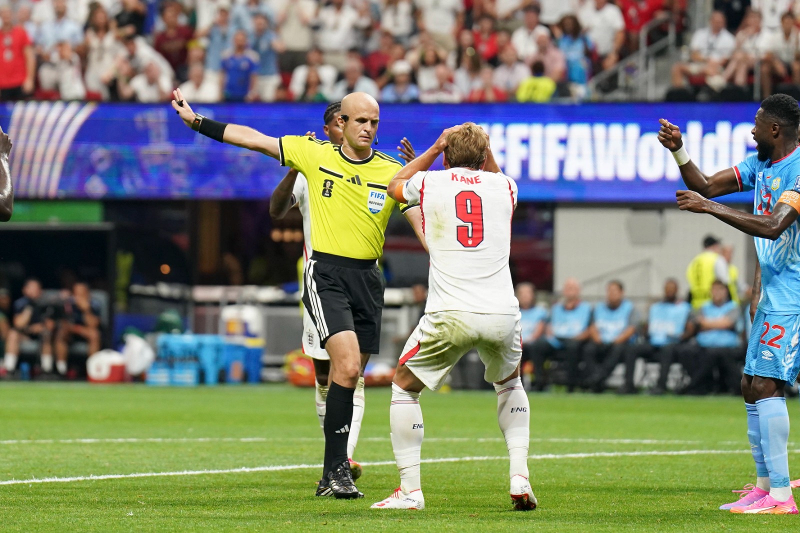 Englezii sunt furioși! FOTO. Au cerut vehement penalty cu RD Congo! Specialiștii îi contrazic: „Kane a vrut să se arunce!”