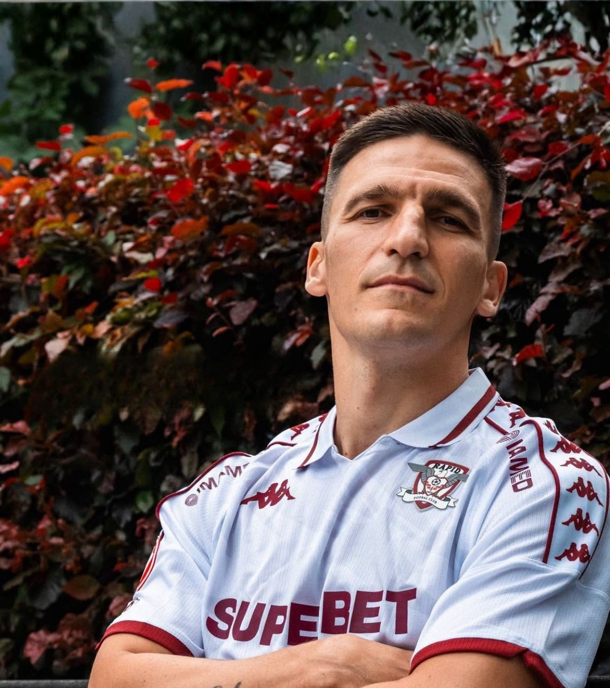 Jucătorul dat afară de FCSB a semnat Rapid l-a prezentat oficial în ziua primului amical din această vară. Ce salariu ar urma să încaseze