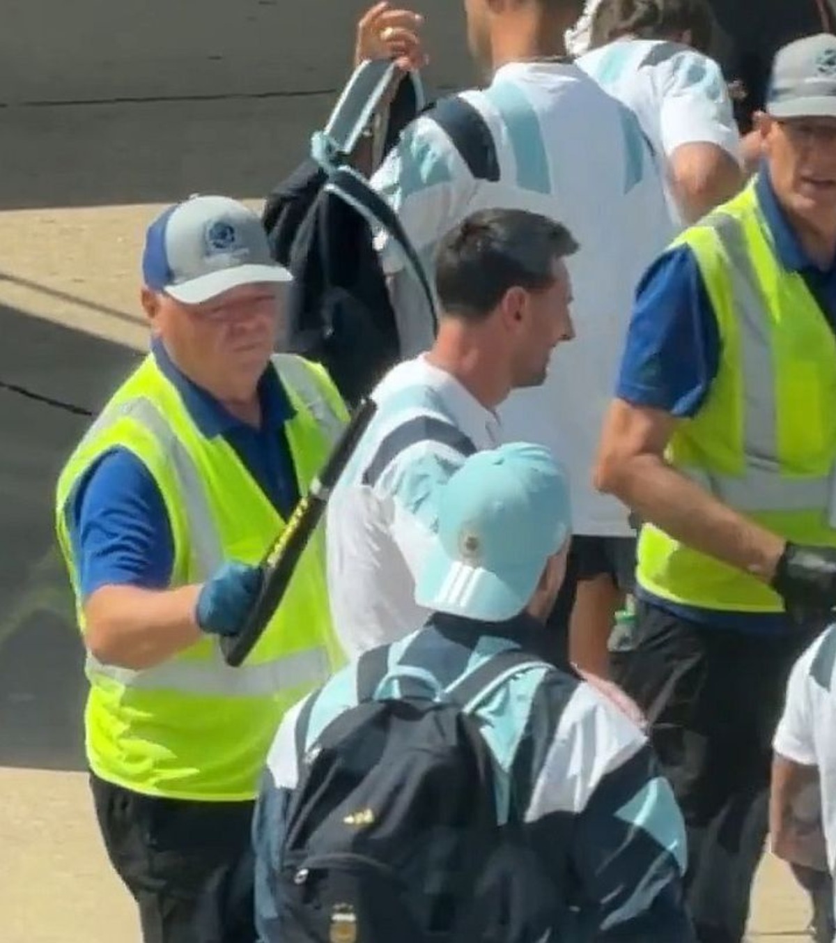 Nici Messi n-a scăpat de control pe aeroport! FOTO-VIDEO. Motivul caraghios pentru care căpitanul Argentinei a râs în hohote