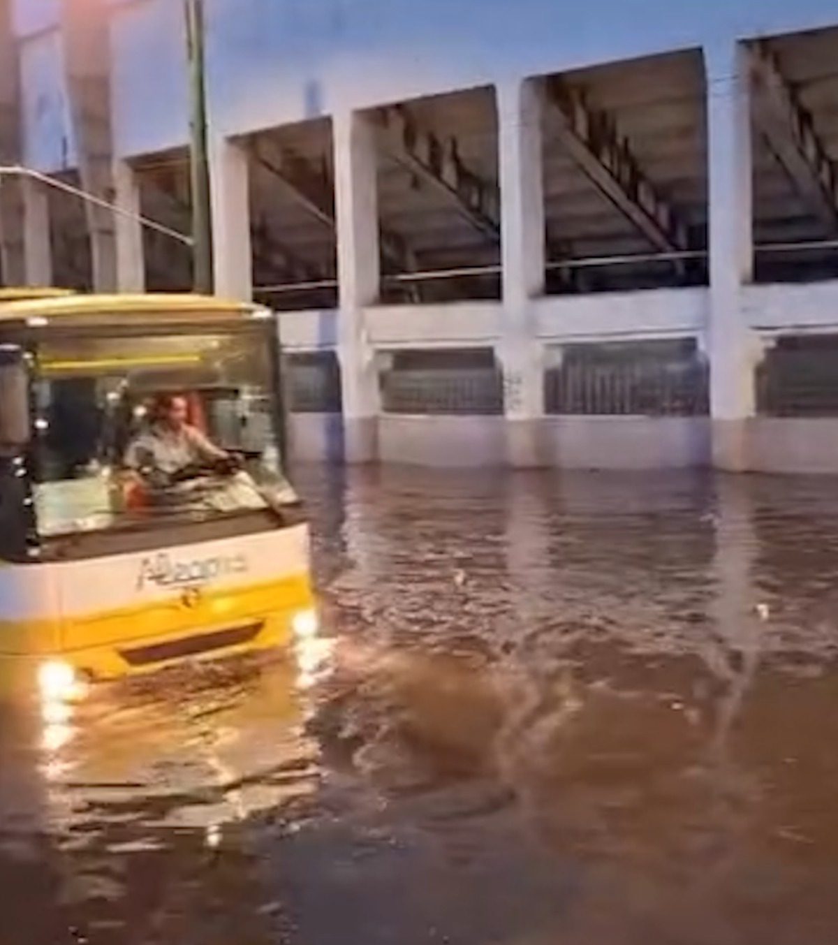Brașovul, lovit de furtună Imagini cu zona stadionului Tineretului sub ape » Cod portocaliu de furtuni
