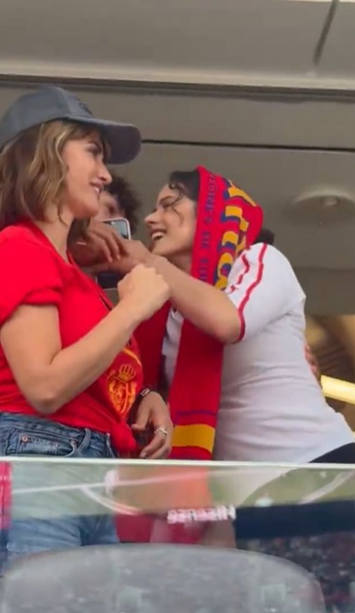 Spania - Austria, show și în tribune FOTO: Cele trei vedete internaționale care i-au făcut pe regizorii transmisiunii TV să tot revină asupra lor. Ce au făcut aceștia
