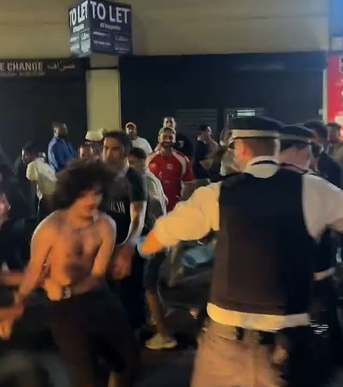 Violențe pe străzile din Londra FOTO: Fanii Egiptului au creat haos în capitala Angliei după calificarea în optimile CM 2026
