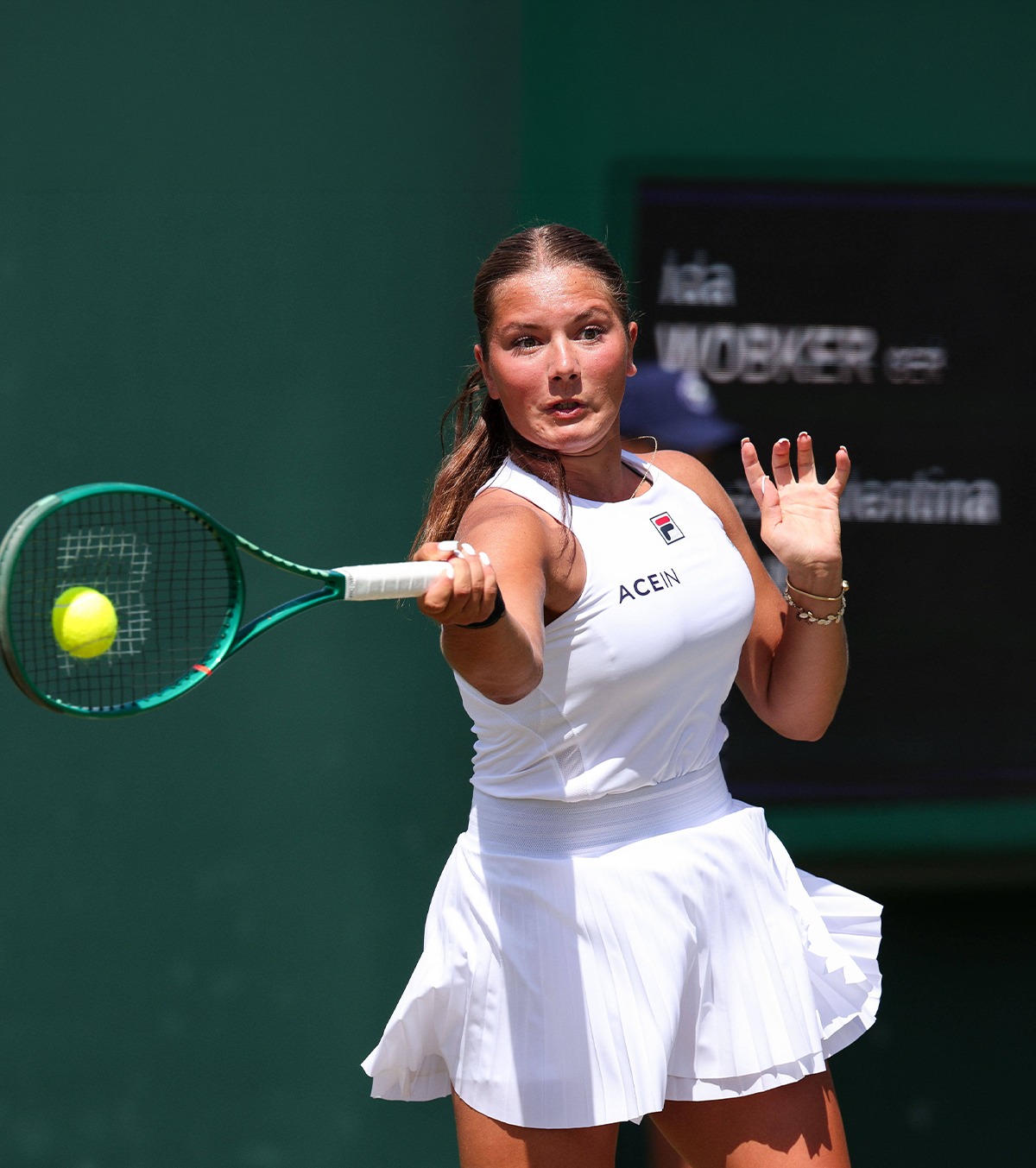 Reacție nervoasă la Wimbledon VIDEO. Jucătoare de 15 ani, descalificată după ce și-a pierdut cumpătul în meciul cu o româncă
