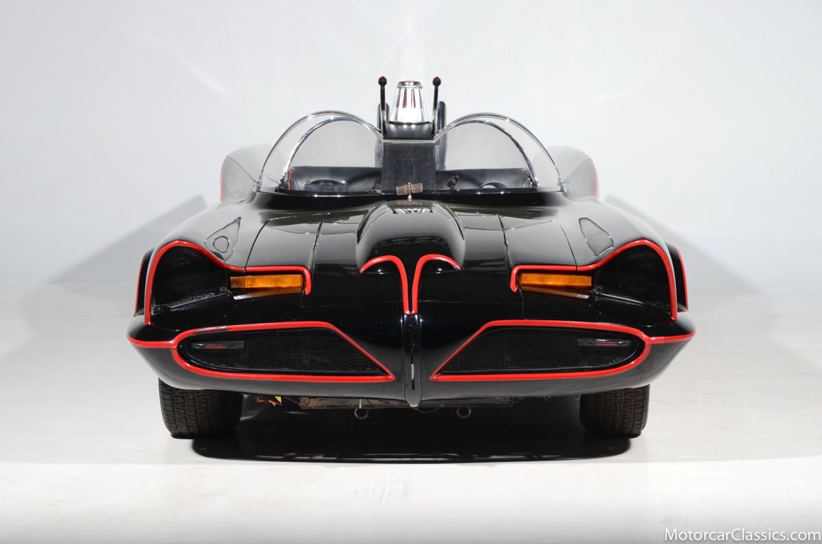 De la un dolar la 4 milioane! FOTO: Mașina abandonată de Ford și transformată în Batmobile. 15 zile de muncă și un loc în istoria televiziunii