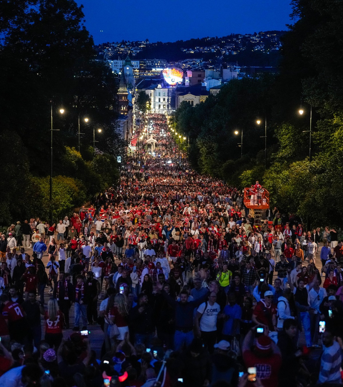 Nebunie la Oslo VIDEO+FOTO: 10% din populație a sărbătorit în stradă calificarea Norvegiei în sferturile CM 2026