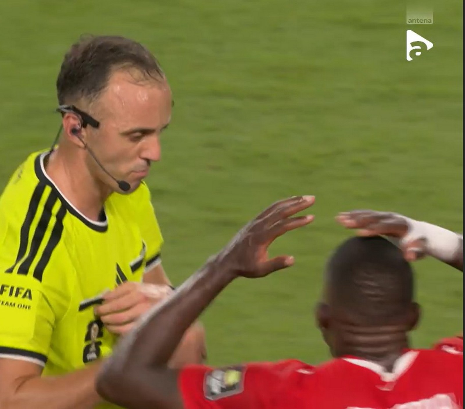 VAR-ul a salvat-o pe Argentina Intervenție crucială din cabină: un elvețian a izbucnit în lacrimi după ce a fost eliminat tocmai când echipa lui îi domina pe Messi & comp
