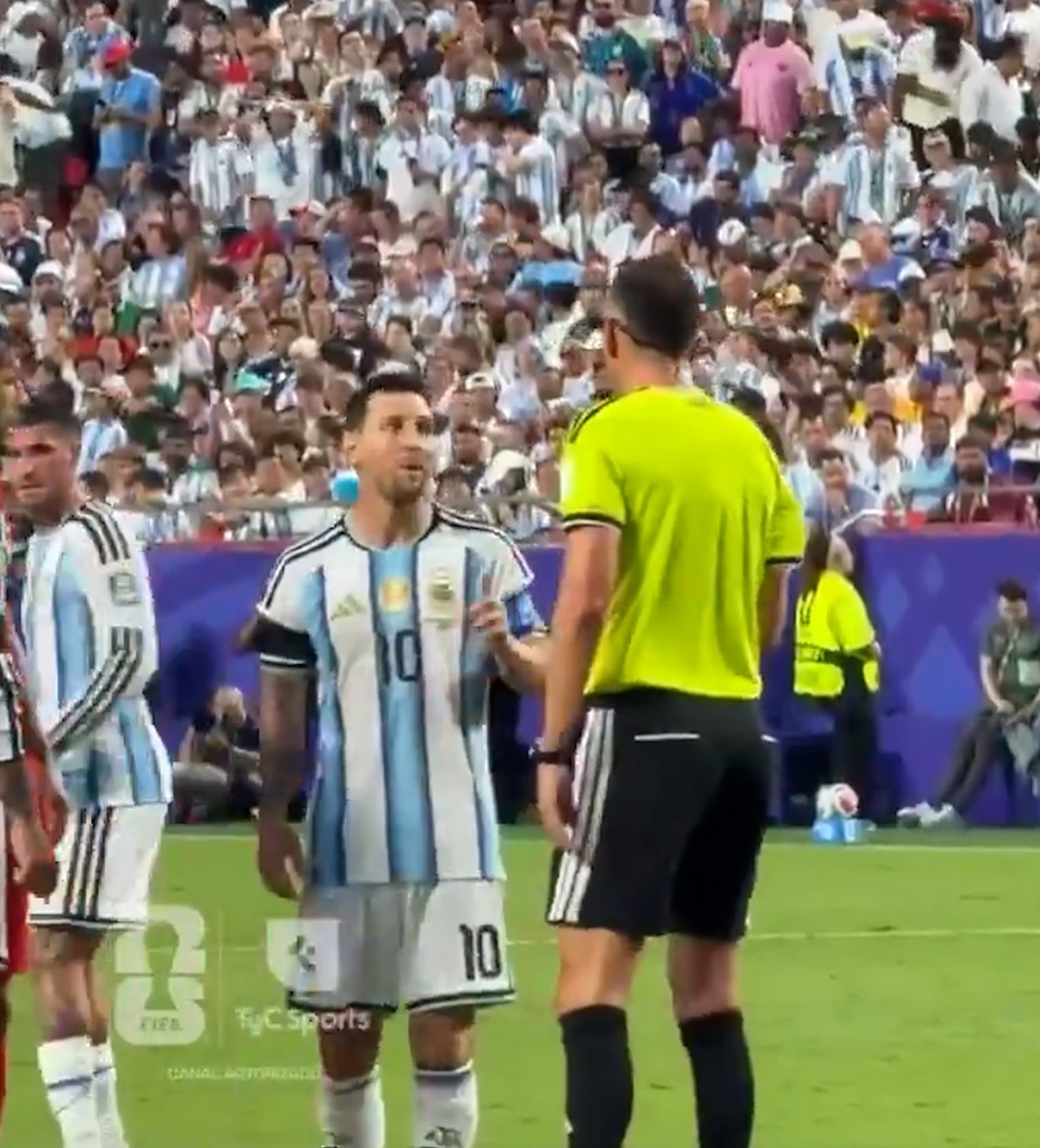 „Vorbește frumos!” Messi s-a luat de arbitrul Joao Pinheiro: „Nu fi lipsit de respect!”. Ce l-a deranjat pe căpitanul Argentinei
