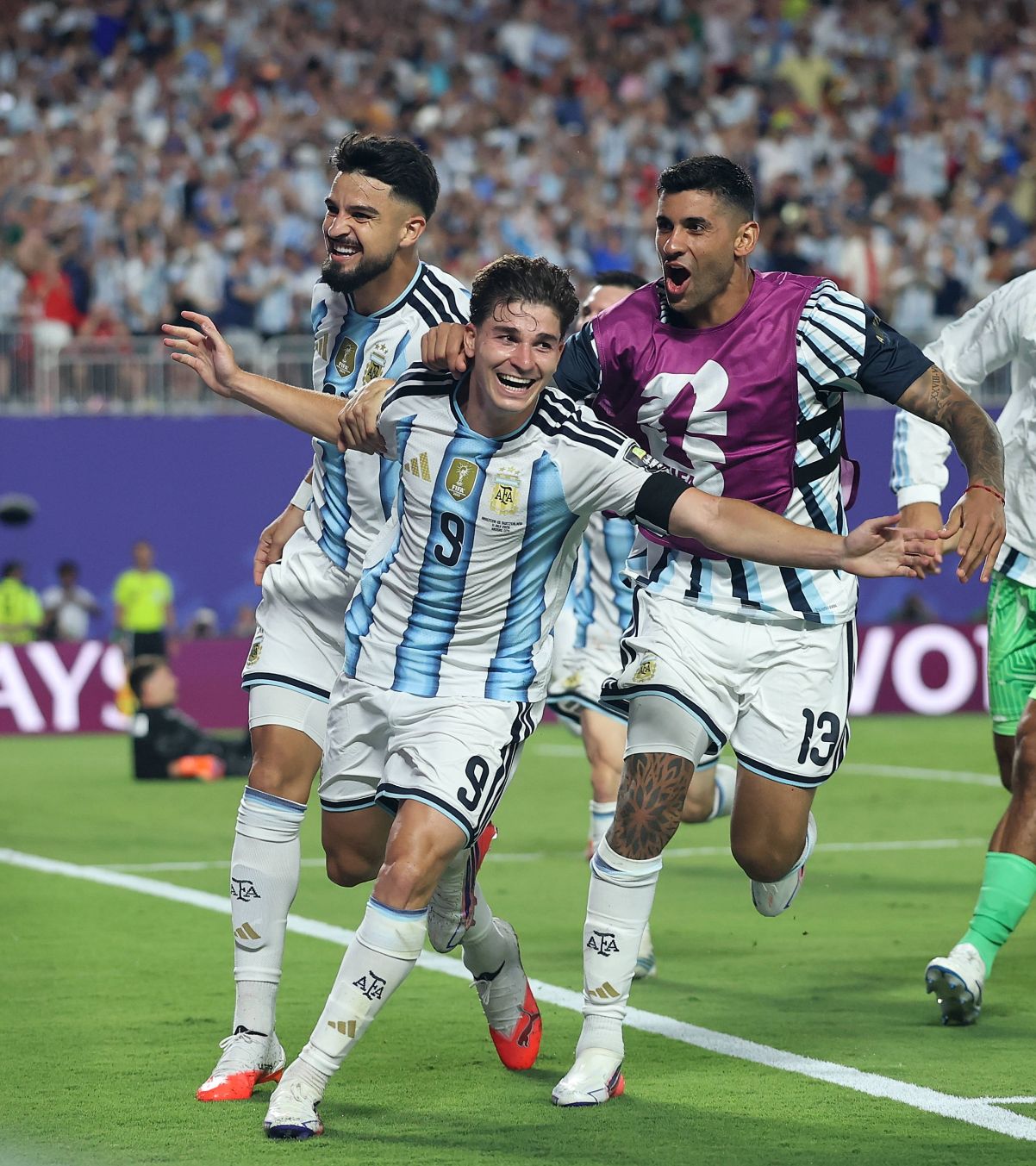 Eroul Argentinei și tatăl perfect FOTO. Julian Alvarez a oferit imaginea anului la CM 2026 » Momentul în care își adoarme fiul în tribună, după golul decisiv