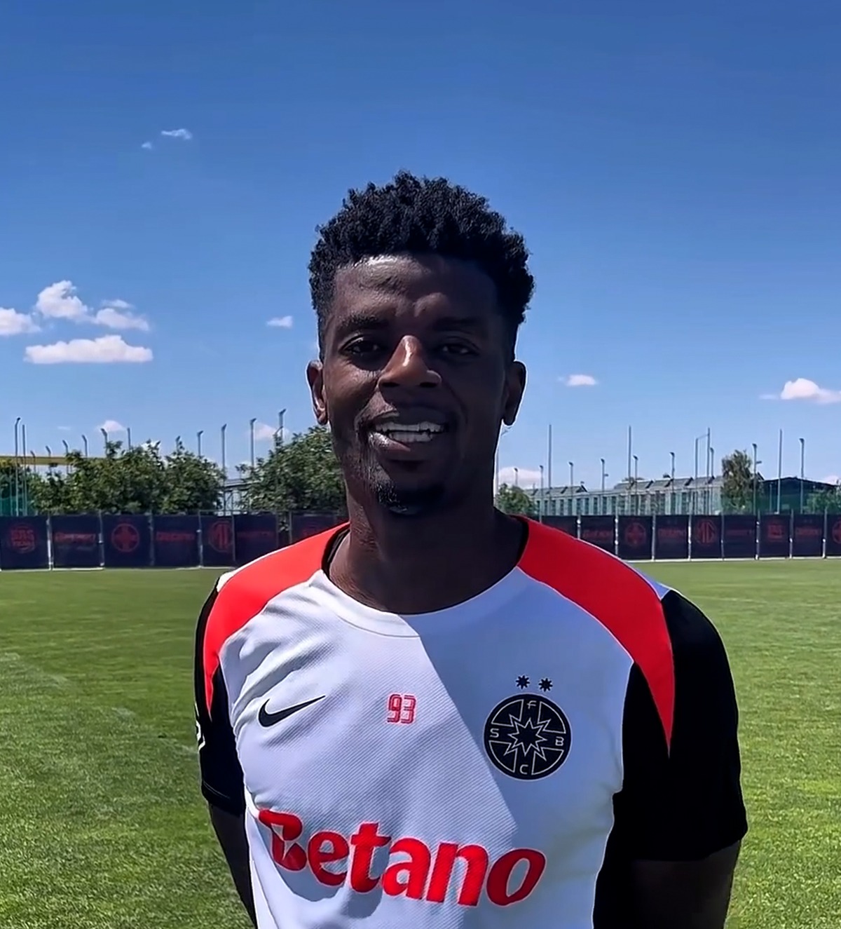 „Profesionist, atletic și inteligent” Gnahore s-a prezentat fanilor FCSB » Ce fost dinamovist l-a convins să semneze