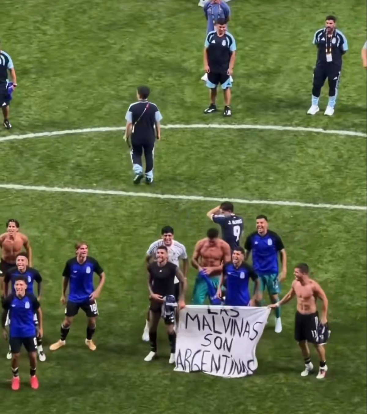 Nu s-au putut abține FOTO. Argentina riscă sancțiuni drastice din cauza unui banner despre războiul câștigat de Anglia. Aproape 1000 de oameni au murit