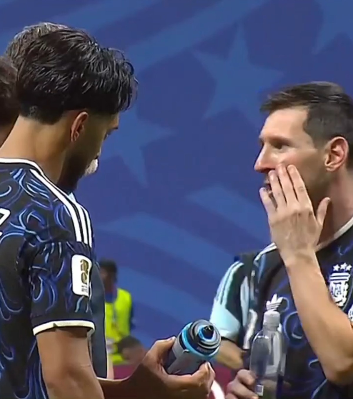 Moment viral după Anglia - Argentina FOTO. Sud-americanii au rămas uluiți după ce au citit ce scria pe sticla lui Pickford. Fața lui Messi a făcut înconjurul internetului