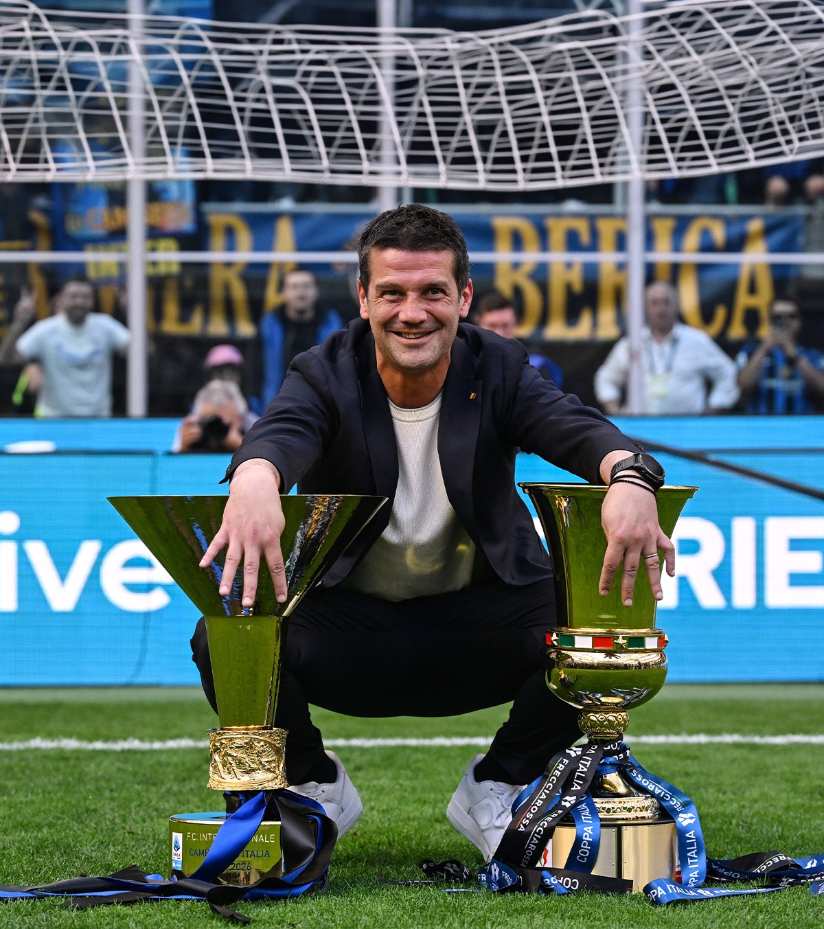 Cristi Chivu și cele două trofee cucerite ca antrenor al lui Inter în sezonul trecut/ Foto: IMAGO