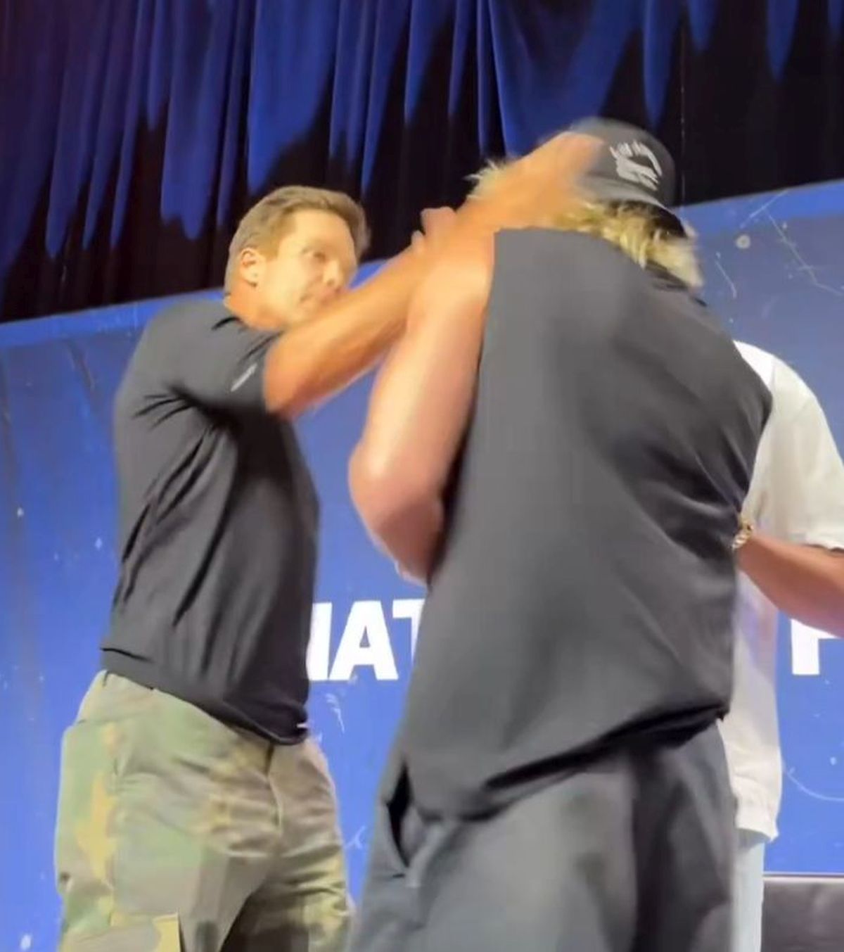 L-a lovit în cap de față cu toți FOTO. Scandal bizar înainte de finala CM 2026. O legendă NFL l-a plesnit pe Logan Paul după conferința finalistelor. Moment regizat?