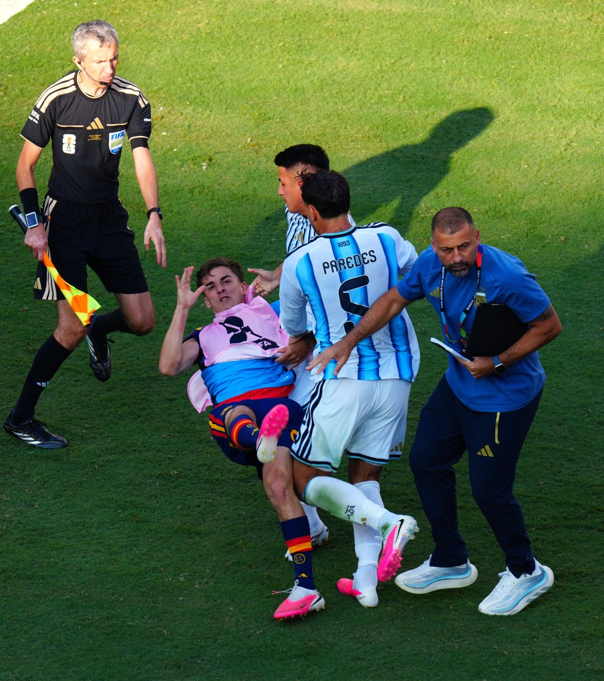 Bătaie după finala CM 2026! FOTO. Imagini șocante pe gazon. Paredes a fost eliminat după meci! Argentinienii n-au suportat umilința