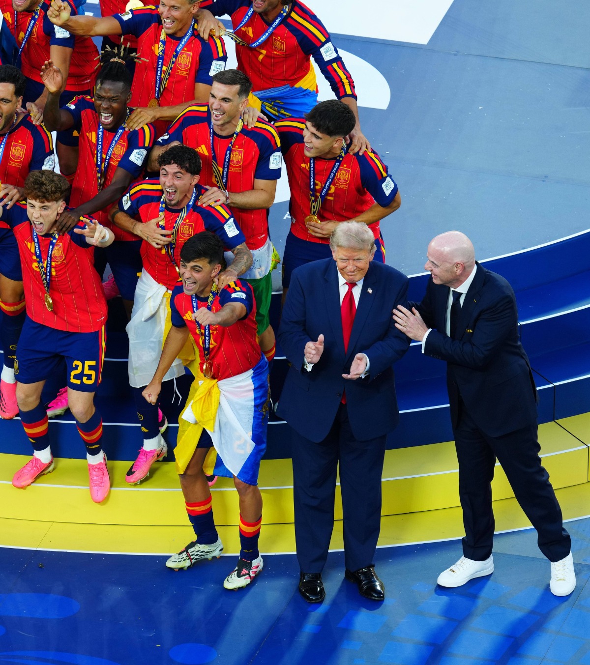 Trump a fost dubios din nou FOTO. Momentul care a acaparat ceremonia de premiere de la finala CM 2026. Infantino l-a tras discret