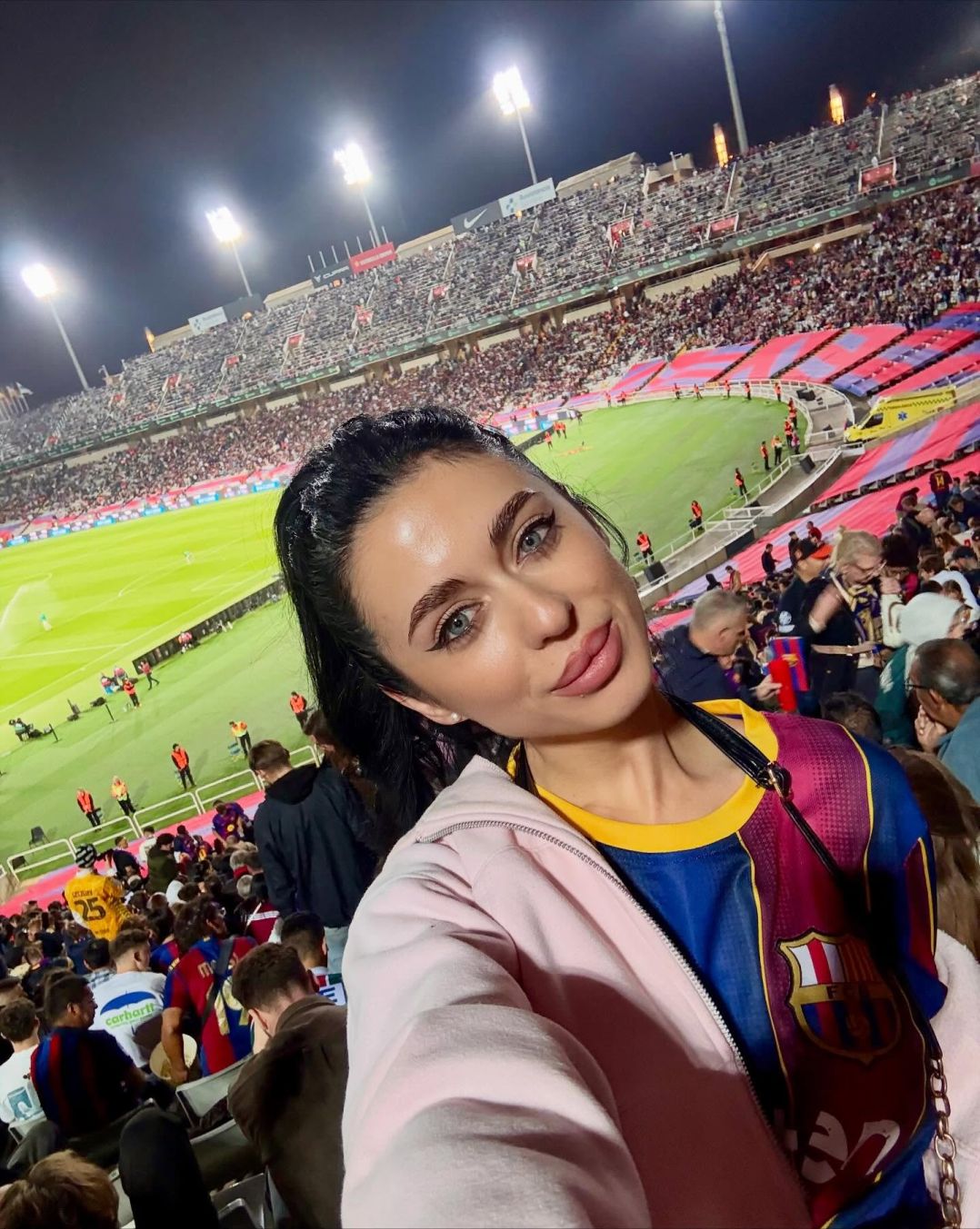 Românca prezentă la finala CM 2026 FOTO: Cine e tânăra care a adus trofeul pentru Best Young Player, câștigat de Pau Cubarsi