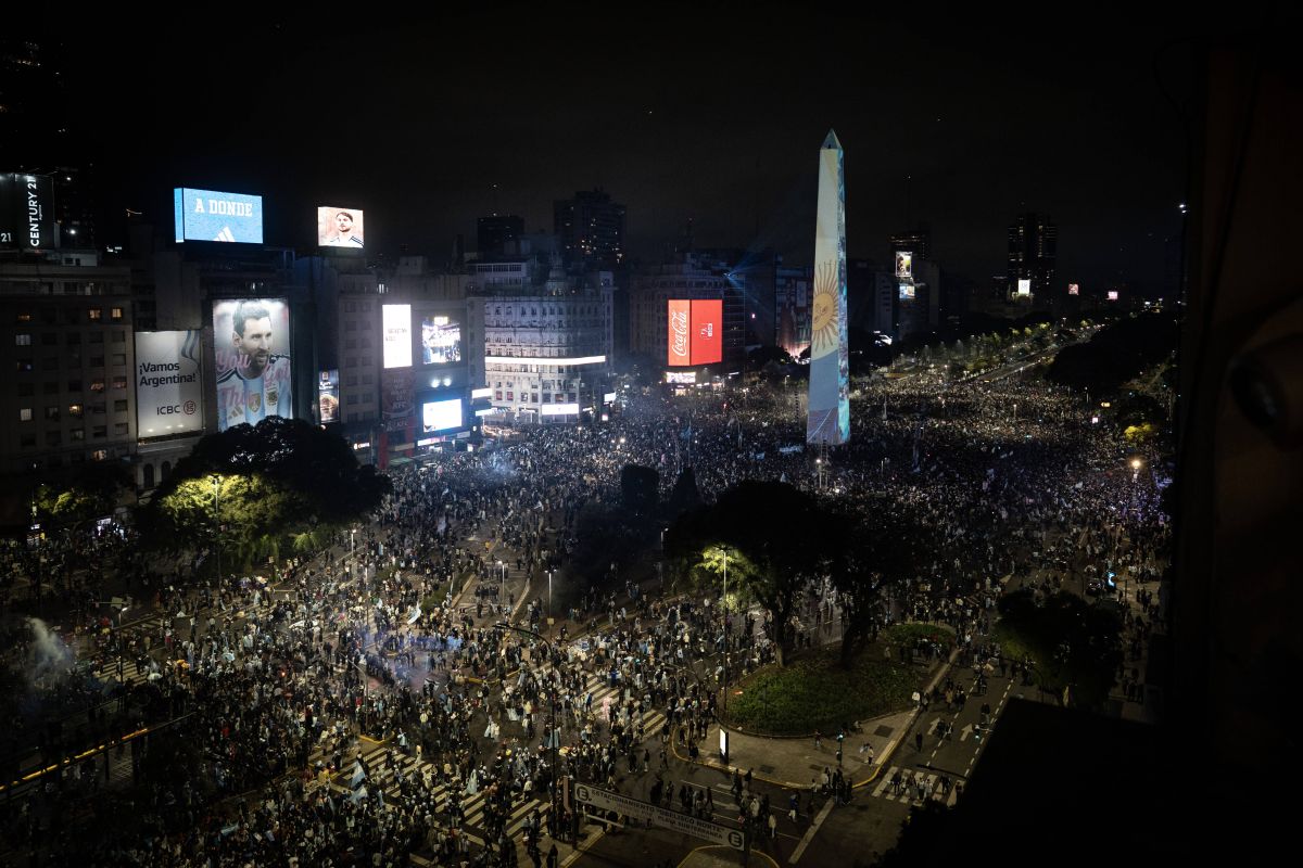 Ce nebunie în Buenos Aires! FOTO&VIDEO: În ciuda eșecului din finala Mondialului, argentinienii au umplut străzile într-un gest de recunoștință pentru națională