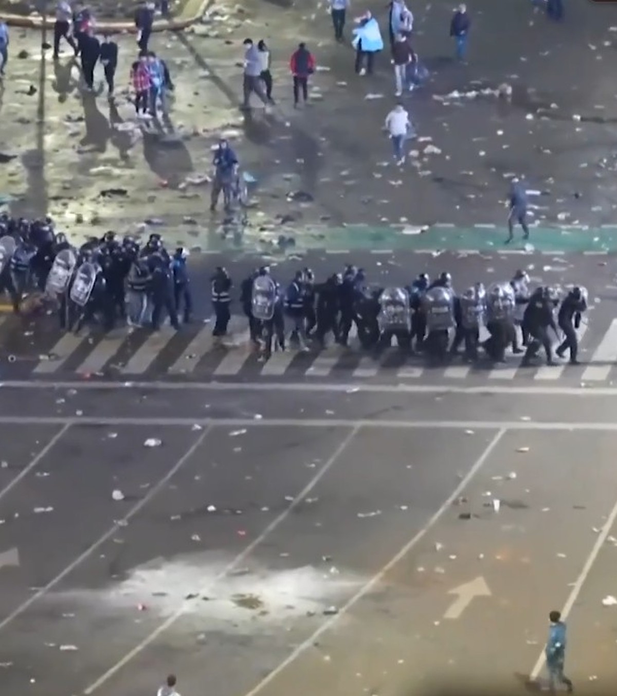 Ciocniri violente cu forțele de ordine FOTO. Șapte polițiști răniți de fani în capitala Argentinei, după finala CM 2026. Au fost reținute 15 persoane!