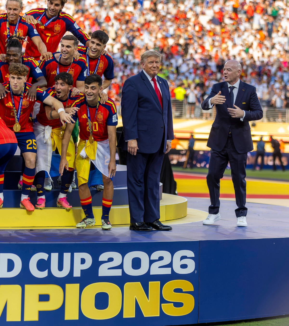 Adios, Donald! FOTO. Spaniolii n-au fost încântați că Trump a vrut să le confiște sărbătoarea! Ce au postat de la festivitate