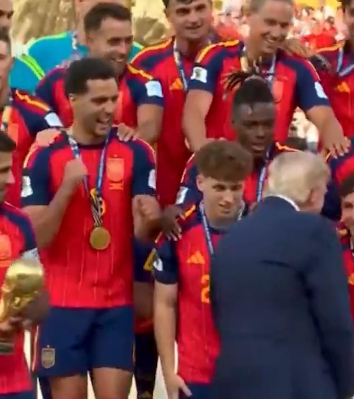 Mikel Merino a râs de Trump FOTO. Ce a făcut spaniolul pe la spatele președintelui SUA, în timpul ceremoniei de premiere de la CM 2026