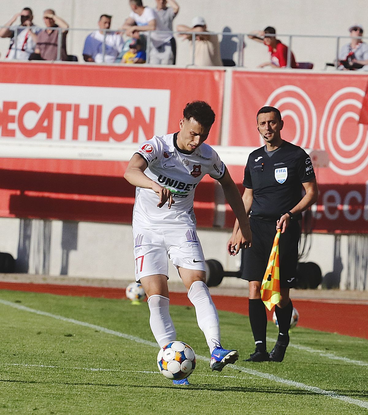 A semnat cu două echipe! Situație incredibilă: jucătorul se antrenează deja cu FCSB, dar are contract și cu o rivală și riscă să fie suspendat