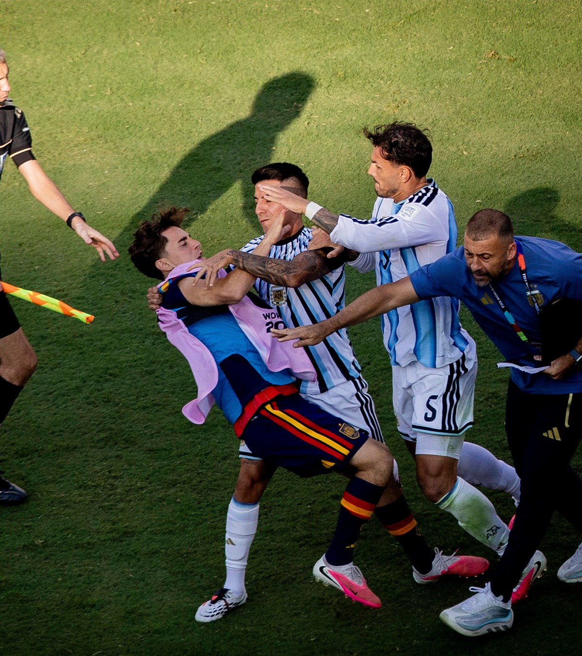 Rupe tăcerea după bătaia de la finală Spaniolul Gavi, solicitare fermă pentru FIFA, după ce a fost trântit la pământ de Paredes