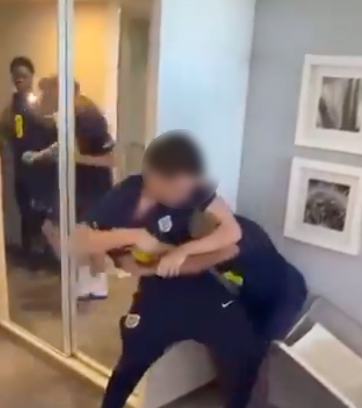 Bătaie în cantonament FOTO. Doi juniori de la naționala Angliei, filmați în timp ce se iau la pumni! Șocant ce făceau colegii lor