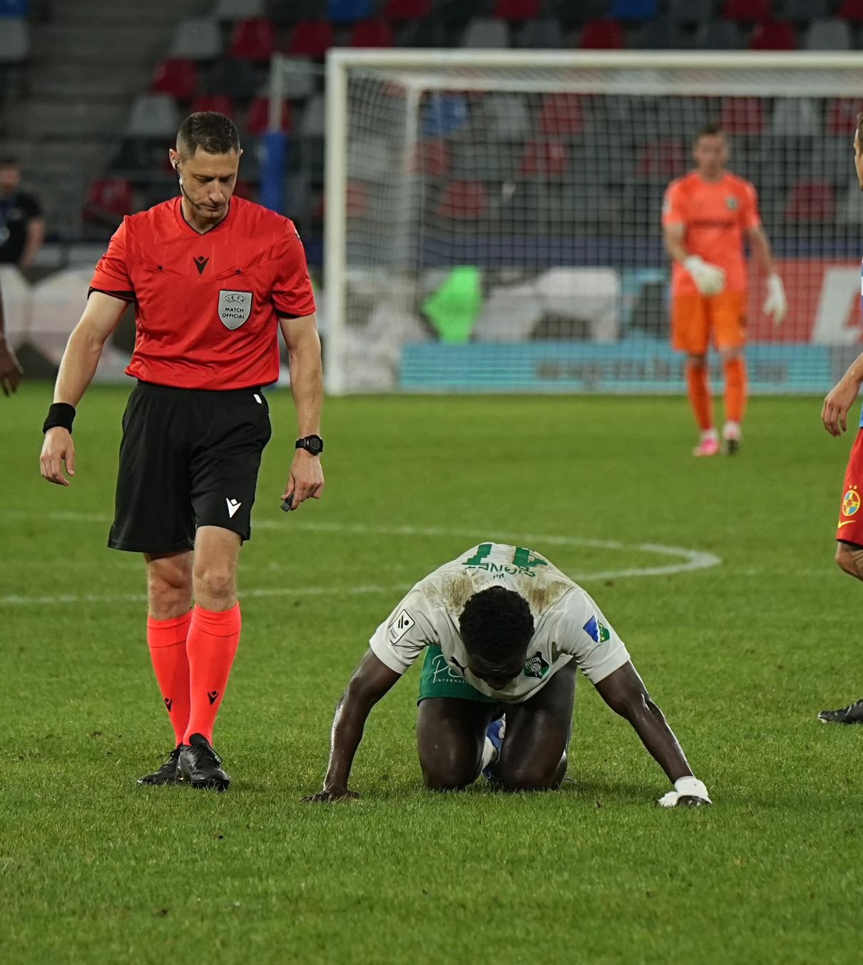 Și-au vărsat nervii pe arbitru Ce s-a întâmplat la pauza meciului FCSB - Auda! Fanii au pus ținta pe „centralul” din Israel
