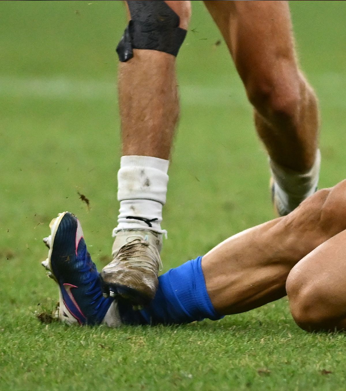 FCSB n-a primit un penalty clar FOTO. Imaginile GOLAZO.ro arată că Bîrligea a fost călcat brutal pe gleznă la ultima fază a meciului cu Auda