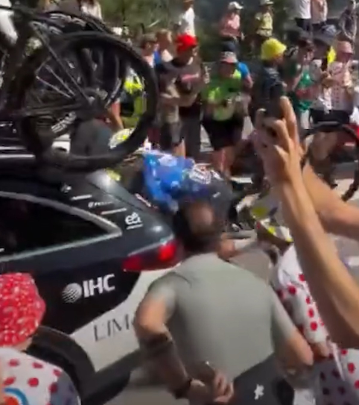 Dus cu elicopterul la spital Ciclistul a abandonat Turul Franței după un accident violent: un spectator a căzut pe carosabil și a declanșat haosul