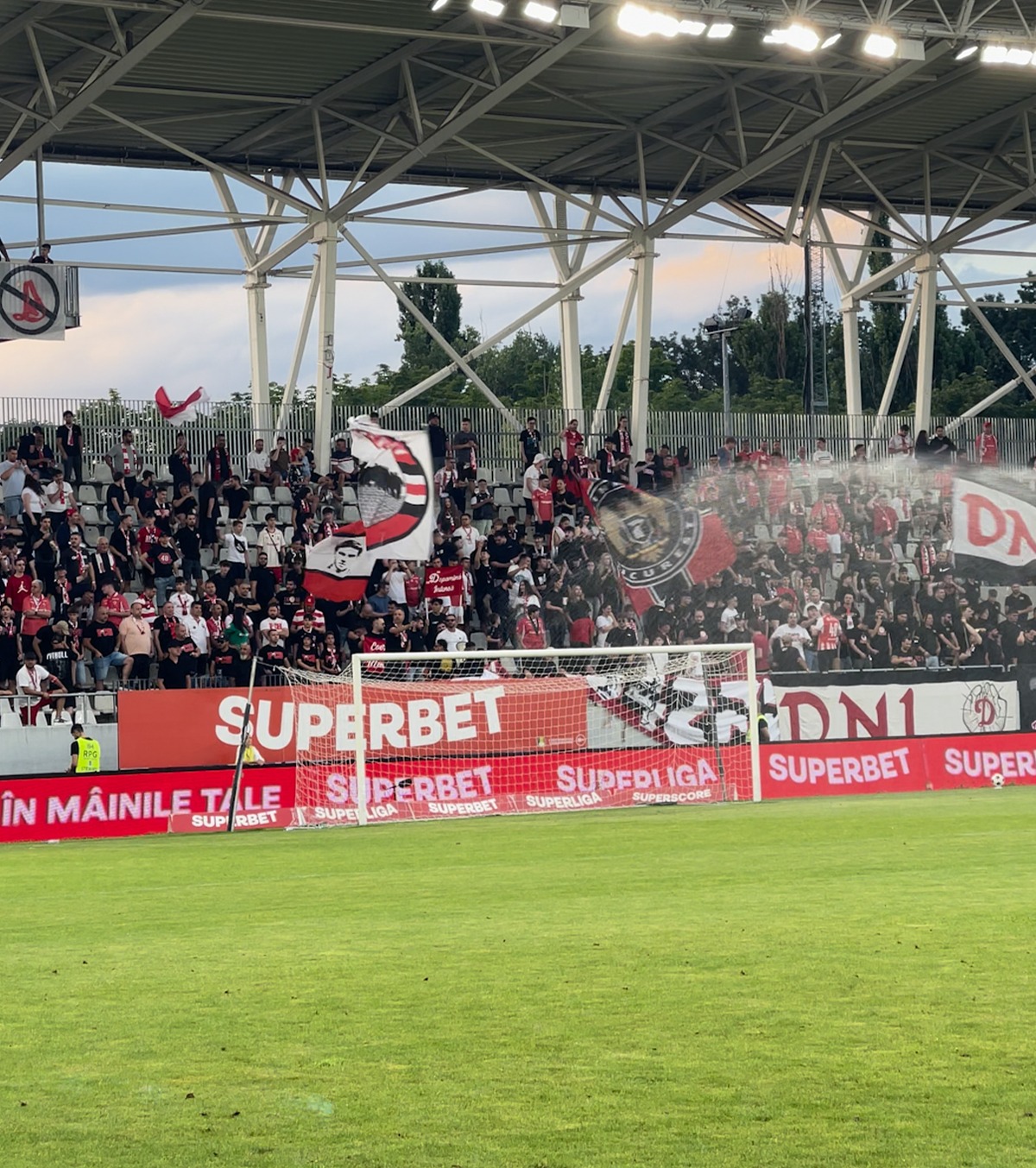 Continuă războiul la Dinamo VIDEO: Andrei Nicolescu, înjurat înaintea derby-ului cu U Craiova. Cum au încercat să-i reducă la tăcere pe ultrași