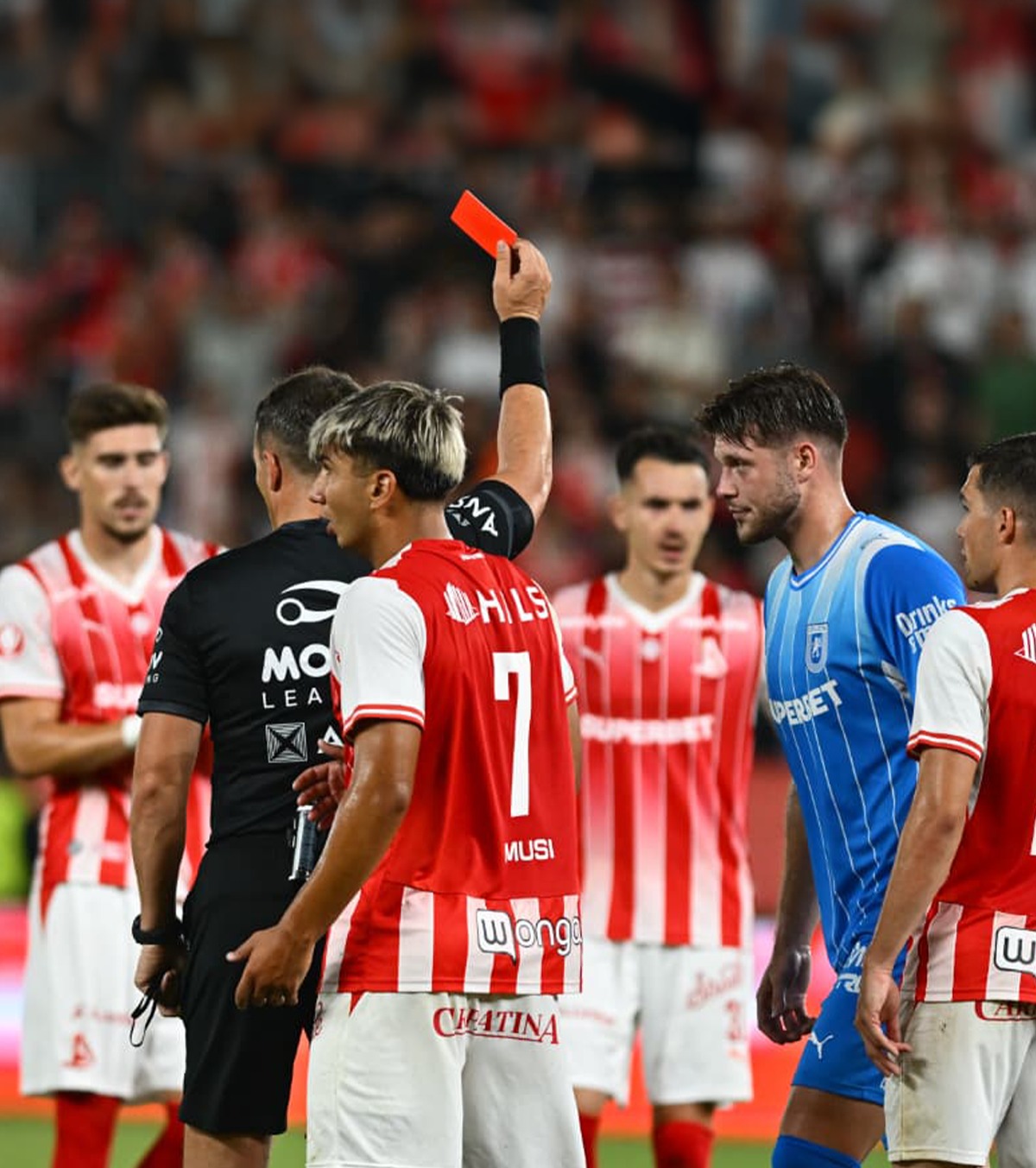 Fază confuză la Dinamo - Craiova FOTO. De ce a văzut ROȘU Badelj: Kovacs acordase penalty și galben, apoi a anulat lovitura de pedeapsă, dar l-a eliminat!