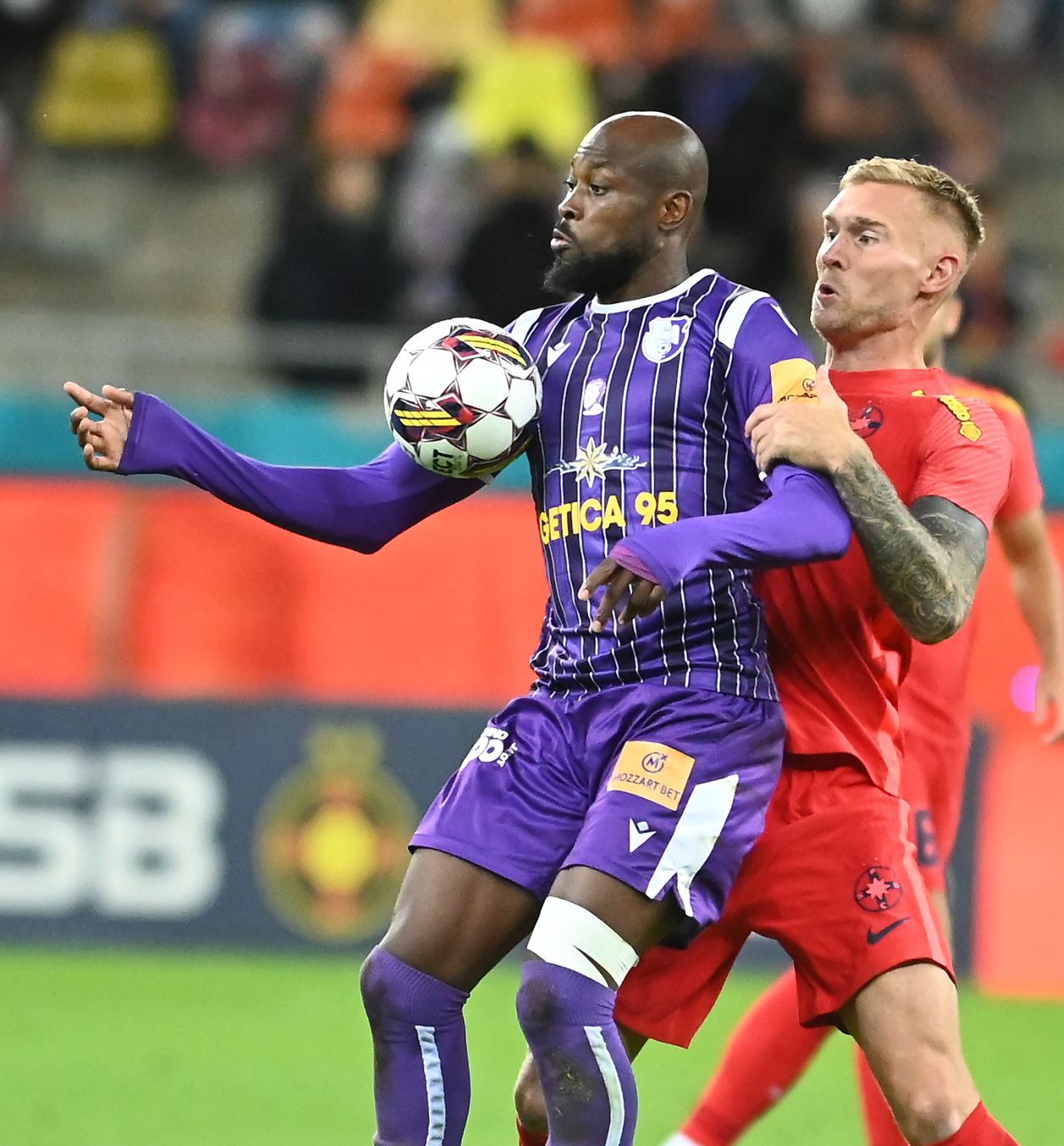 Arnold Garita (stânga) într-un meci cu FCSB/ Foto: sportpictures.eu