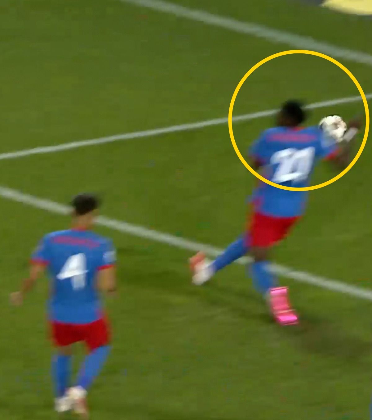 Clujenii au luat foc   FOTO.  CFR  a cerut vehement penalty  în minutul 11 cu FCSB! Doi jucători ar fi jucat mingea cu mâna!