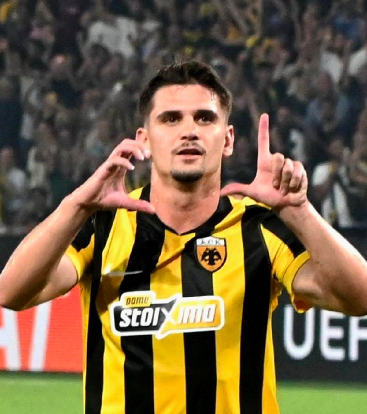 Primă uriașă pentru Răzvan Marin  Jucătorii de la  AEK Atena  vor primi o sumă fabuloasă de la patron, după ce au răzbunat U Craiova