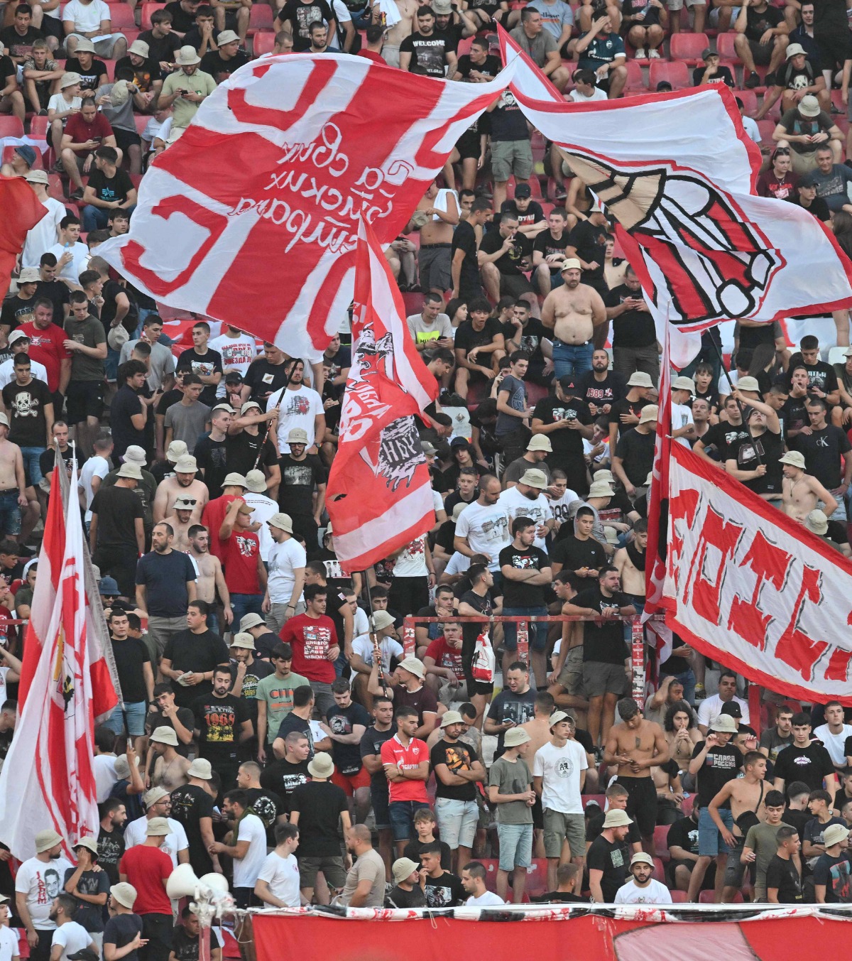 Au susținut un criminal de război   FOTO-VIDEO.  Ultrașii Stelei Roșii,  gest scandalos în Europa League,  după moartea generalului acuzat de genocid