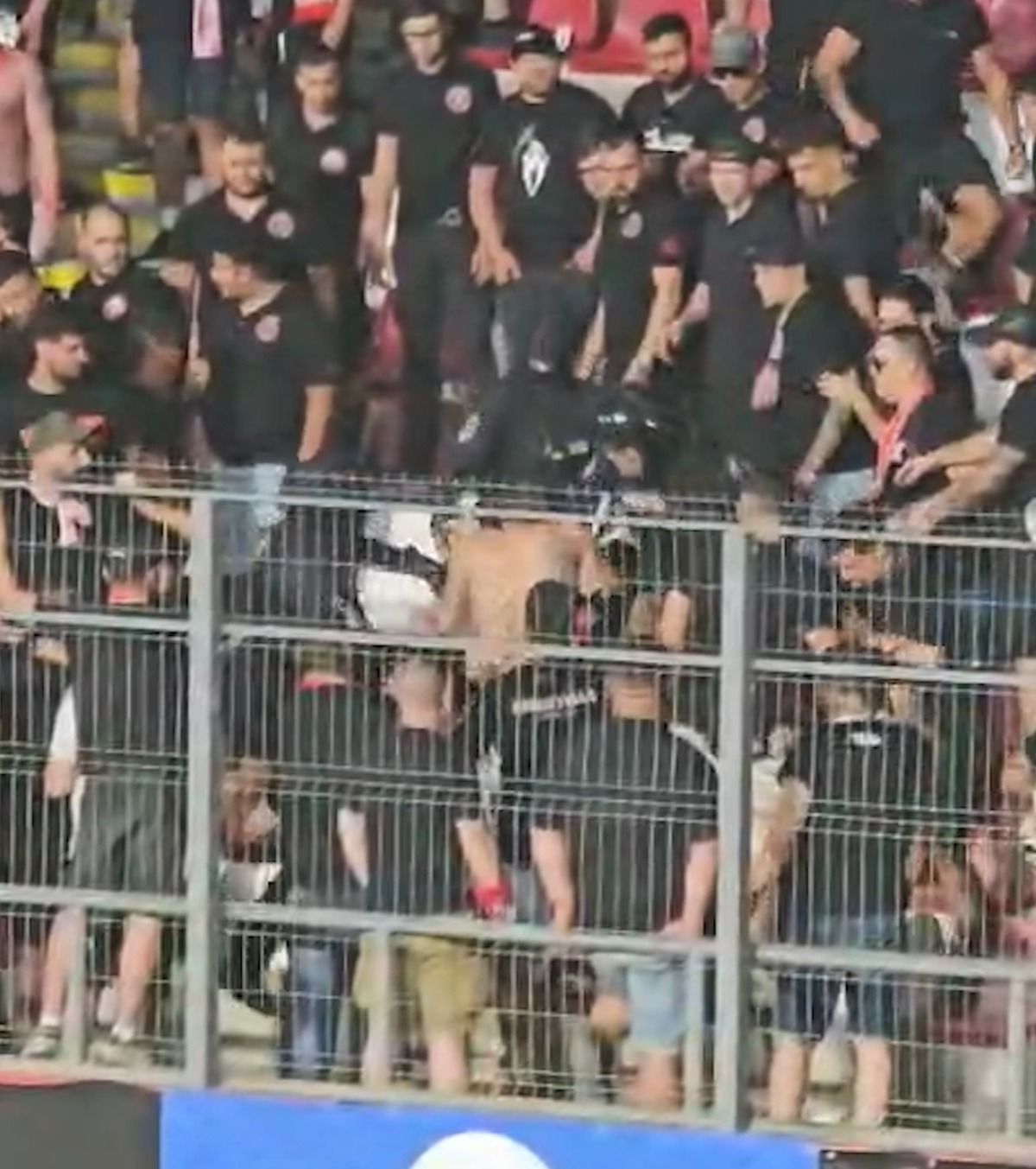 Haos la Arad   VIDEO.  Dinamoviștii  s-au bătut pe stadion  după meci! Jandarmeria a intrat peste ei » De unde a plecat scandalul