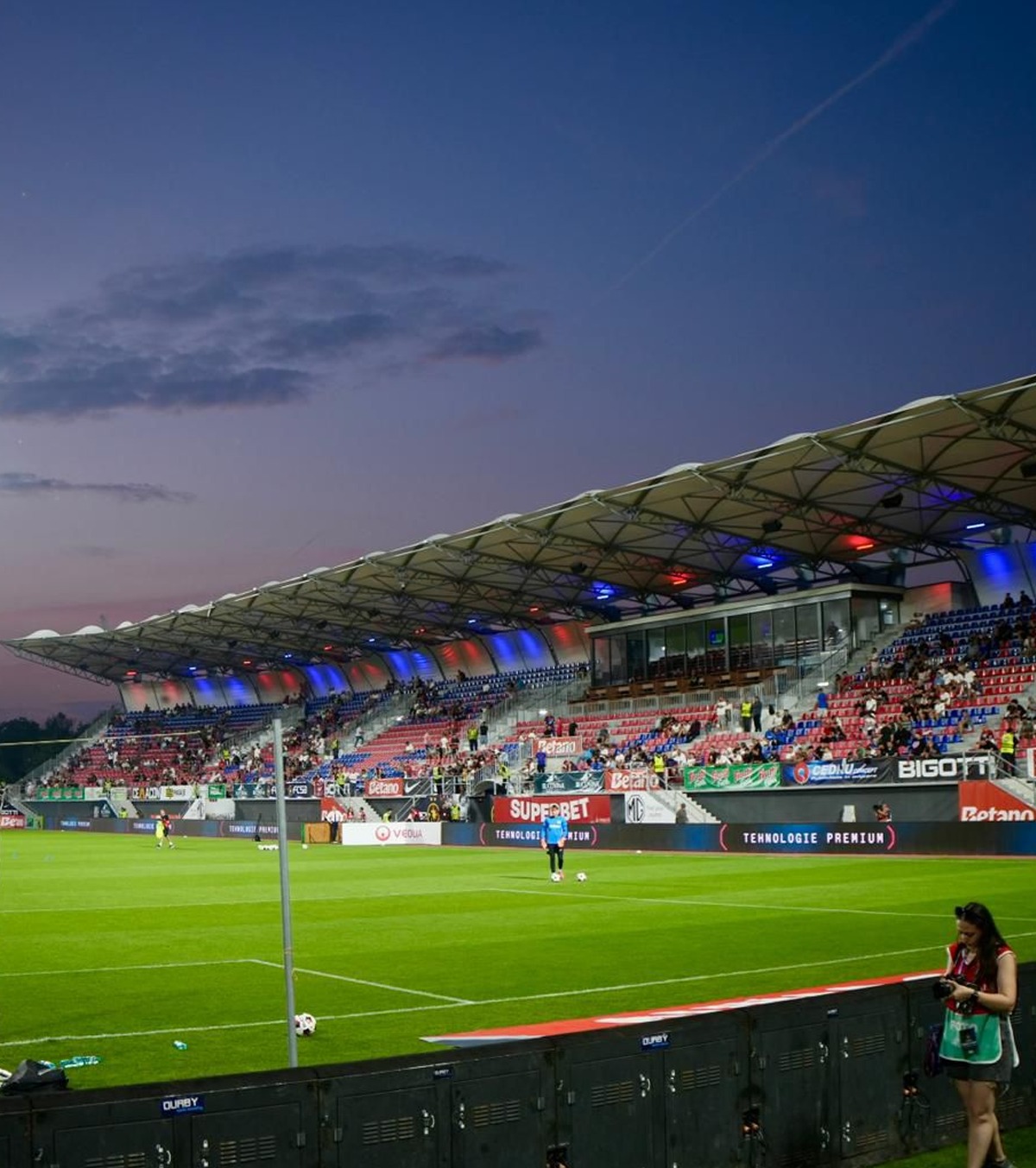 Roș-albaștri într-un oraș roș-albastru   Târgoviște, gazda perfectă pentru FCSB  cu UTA. Un teren de top și un crainic dedicat: „O onoare”